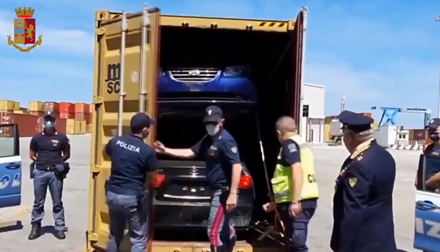 ВЕЛИКА акција полиције: Пресретнути шверцери са више од 100 луксузних аутомобила украдених у Канади, вредних више милиона евра (ВИДЕО)